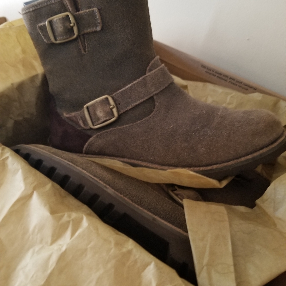 Ugg size 4 kids new in box